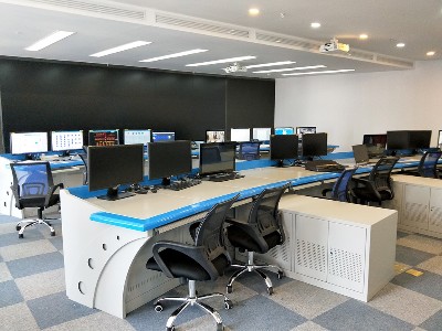 云茂公司：為您實現云南監控桿,網絡機柜,監控操作臺，UPS配電柜的一站式定制生產